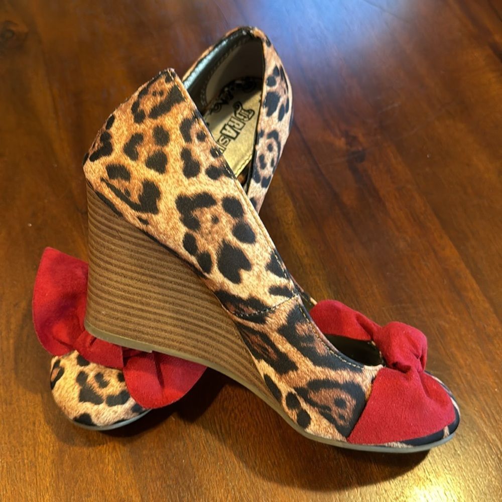 Brash Leopard Print Red Bows Wedge Heels Size 7.5